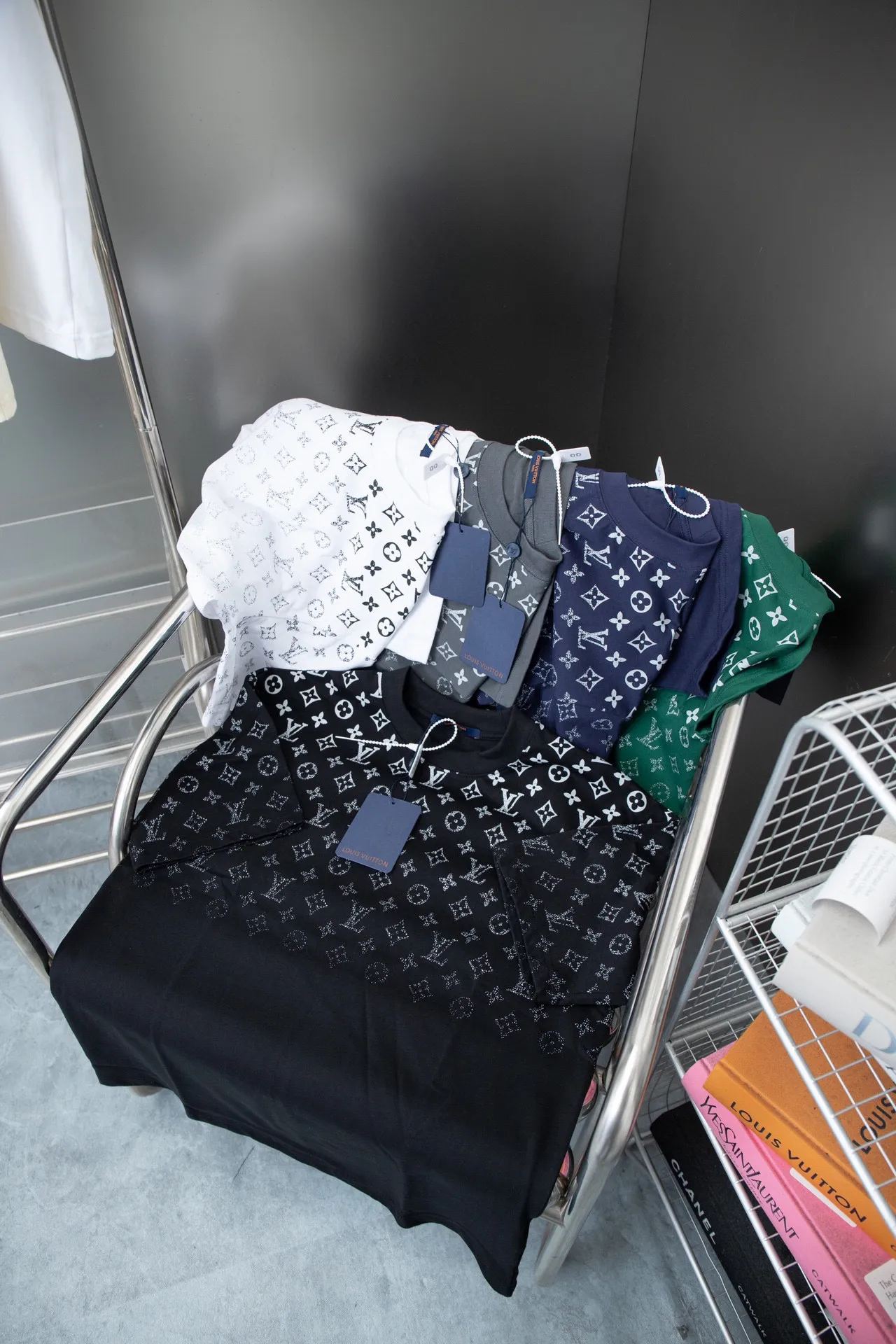 🅿️180 High-quality Lv 2025 early spring new model, MONOGRAM presbyopic gradient short-sleeved T-shirt, using digital printing technology to render pixel light and shadow for the Monogram gradient pattern, and its silk-screen texture and knitting effect complement each other. Synchronized with the official website, pure cotton fabrics at the counter! Comfortable against the skin, durable and easy to wear, meticulous original craftsmanship, custom-made 260g vat-dyed fabric, very comfortable to the touch, latest brick cabinet synchronization, OS off-shoulder version, fashionable and individual, super versatile and good-looking, very suitable for both men and women, must-have style, hang tag, collar label, washed wheat, complete with three labels S M L XL